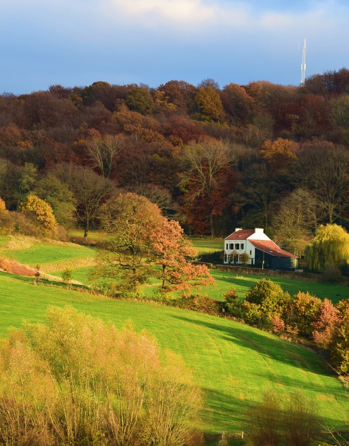 Uitkijkje op een herfstlandschap in Vaals en de Wilhelminatoren